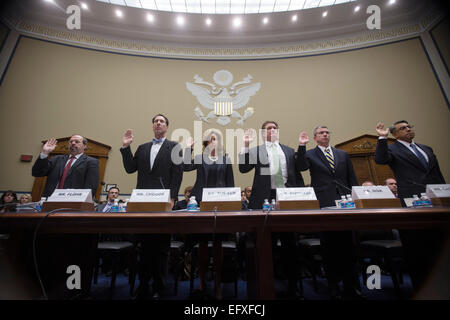 Zeugen sind, bezeugen in der House Oversight and Government Reform Committee Sitzung vom IRS gezielt politische Gruppen auf dem Capitol Hill 26. März 2014 in Washington, D.C. vereidigt. Stockfoto
