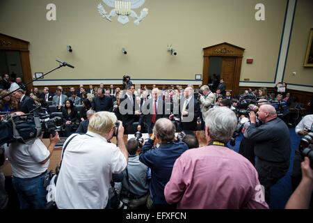 Vertreter der Medien umgeben Zeugen, bevor sie in der House Oversight and Government Reform Committee Sitzung vom IRS gezielt politische Gruppen auf dem Capitol Hill 26. März 2014 in Washington, DC bezeugen. Stockfoto