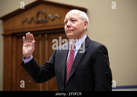 IRS Kommissar John Koskinen wird vereidigt, in der House Oversight and Government Reform Committee Sitzung vom IRS gezielt politische Gruppen auf dem Capitol Hill 26. März 2014 in Washington, DC zu bezeugen. Stockfoto