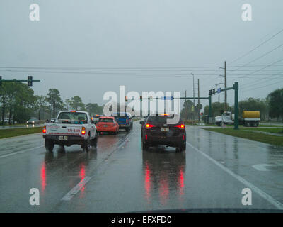 Verkehr an der Ampel angehalten, an einem regnerischen bewölkten Tag Stockfoto