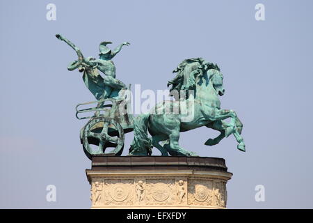 Allegorische Statue des Krieges in Heroes Square in Budapest, Ungarn Stockfoto