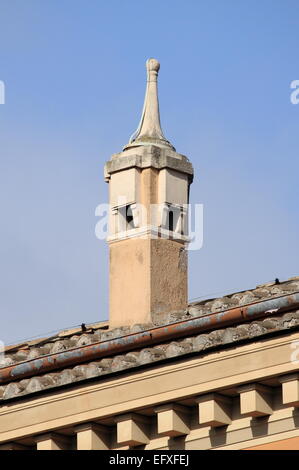 Kunst auf dem Dach Schornstein auf einem Renaissance-Stil-Haus Stockfoto