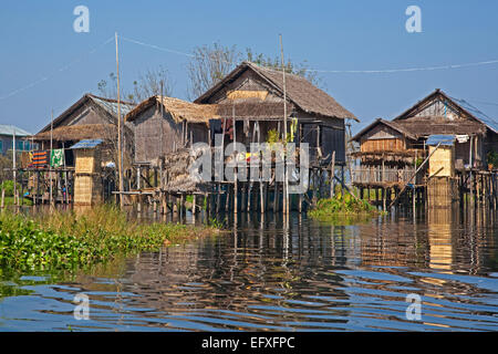 Intha Lakeside Dorf mit traditionellen Bambus Häuser auf Stelzen in Nyaungshwe, Inle-See, Shan State in Myanmar / Birma Stockfoto