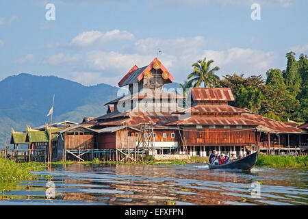 Hölzerne Nga Phe Kyaung / springen Katze Kloster auf Stelzen in Inle-See in der Nähe von Ywama Dorf, Nyaungshwe, Shan State in Myanmar / Birma Stockfoto