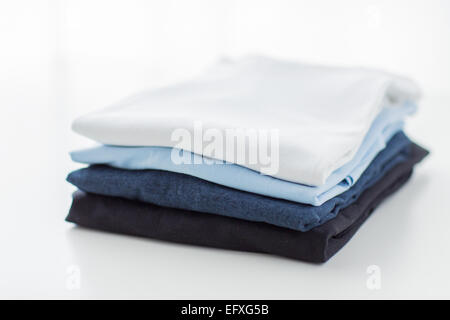 Nahaufnahme von gebügelt und gefaltet T-shirts auf Tisch Stockfoto