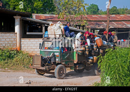 Öffnen Sie LKW schwer beladen mit Dorfbewohnern, Nahverkehr im kleinen Dorf am Inle-See, Nyaungshwe, Shan State in Myanmar / Birma Stockfoto