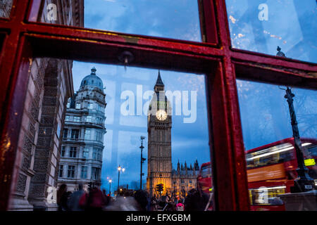Big Ben Houses of Parliament, durch die Fenster der traditionellen roten K2 Telefon gesehen box Westminster London England UK Stockfoto
