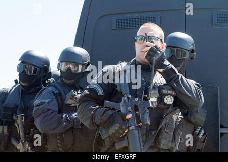 (150211) - RIO DE JANEIRO, 11. Februar 2015 (Xinhua)--Polizisten Wache stehen vor dem Bahnhof während einer Anti-Terror-Probe an der Station "Golfe Olimpico" BRT in Rio De Janeiro, Brasilien, 11. Februar 2015. Eine Anti-Terror-Probe fand hier statt auf die mögliche Geiselnahme während der Olympischen Spiele am Mittwoch. Während der Probe kam der Tactical Intervention Unit (ITU) spezielle Polizei Operations Battalion (BOPE) zur Rettung der festgenommenen Geiseln in einem BRT Bus in der Nähe der Olympischen Golfplatz. Diese Ausbildung war Bestandteil der BOPE Vorbereitung für die Olympischen Spiele und Stockfoto