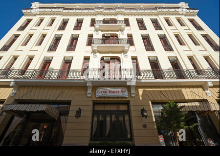 Horizontale Ansicht der Vorderfassade des Gran Hotels in Camaguey. Stockfoto