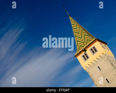 Bild von der Mangturm in Lindau Bayern Deutschland mit freiem Speicherplatz im blauen Himmel Stockfoto