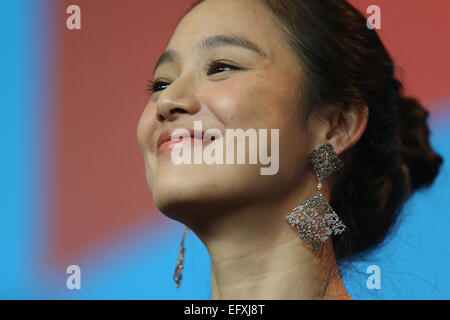 Berlin, Deutschland. 11. Februar 2015. Zhou Yun besucht eine Pressekonferenz für die Förderung des Films "Gegangen mit The Bullets" (Yi Bu Zhi Yao) bei der 65. Internationalen Filmfestspiele Berlinale in Berlin, Deutschland, am 11. Februar 2015. © Zhang Fan/Xinhua/Alamy Live-Nachrichten Stockfoto