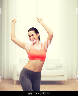 lächelnde Teenager-Mädchen in Sportbekleidung tanzen Stockfoto