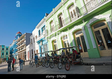 Horizontale Ansicht von bicitaxis Geparkt auf der Straße in Camagüey, Kuba. Stockfoto