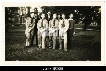 12. Dezember 2014 - Kanada - ca. 1940er Jahre: Reproduktion eines antiken Fotos zeigt Gruppe von Pfadfindern und Studenten posiert auf dem Rasen im Park (Credit-Bild: © Igor Golovniov/ZUMA Wire/ZUMAPRESS.com) Stockfoto