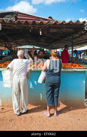 Vertikale Ansicht des wichtigsten Obst- und Gemüsemarkt in Camagüey, Kuba. Stockfoto