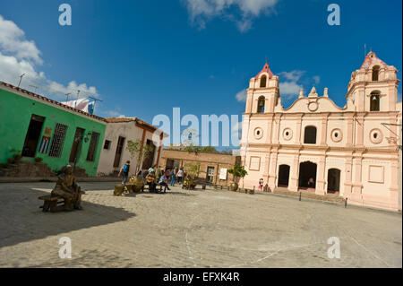 Horizontale Ansicht der Plaza del Carmen in Camagüey, Kuba. Stockfoto