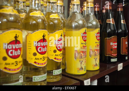 Horizontale Nahaufnahme von Flaschen des kubanischen Rums zum Verkauf. Stockfoto