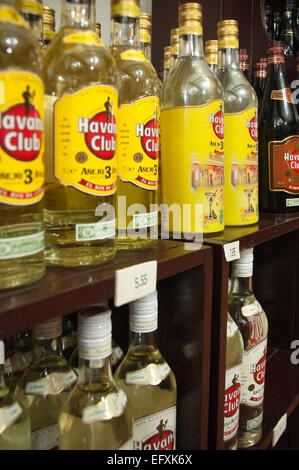 Vertikale Nahaufnahme von Flaschen des kubanischen Rums zum Verkauf. Stockfoto