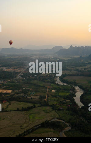 Senkrechten Blick auf die malerische Landschaft rund um Vang Vieng bei Sonnenuntergang. Stockfoto