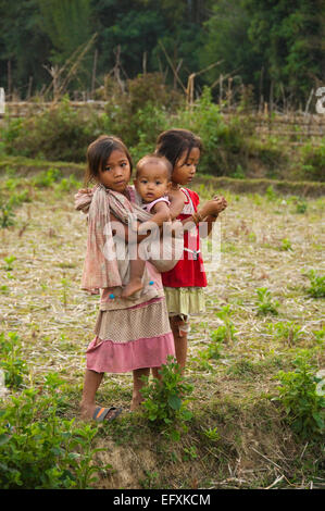 Vertikale Porträt des laotischen Kleinkinder in der ländlichen Umgebung von Vang Vieng. Stockfoto