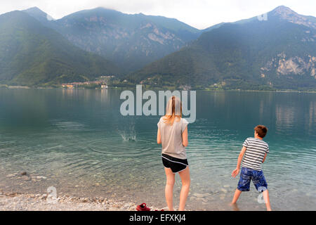 Teenager im Urlaub in der italienischen Seen skimming Steinen. MODEL RELEASED Stockfoto