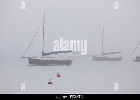 Yachten im Nebel Rock Cornwall; UK Stockfoto