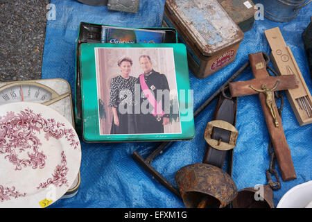 PETIT-RECHAIN, Belgien-Juli 2014: Festschrift Keksdose mit König Albert II. den ehemaligen König von Belgien an einer Brocante Stockfoto