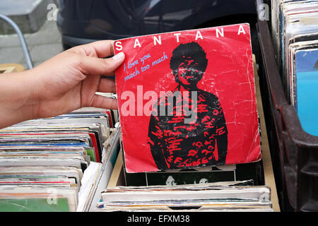 Belgien - Juli 2014: Einzelnen Datensatz der Latin-Rock-Band Santana auf einem Flohmarkt Stockfoto