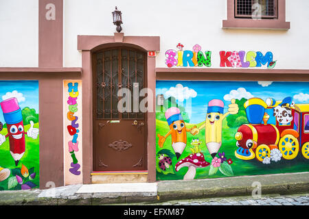 Ein Wandbild auf einer Außenwand einer Kindertagesstätte in Trabzon, Türkei, Eurasien. Stockfoto