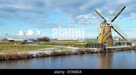 Entwässerung Mühle '' Hope Federn ewigen '' im typisch holländischen flache Landschaft im Winter, Voorhout, Südholland, Niederlande. Stockfoto