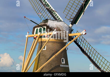 Detail einer Windmühle mit frischem Schnee auf dem reetgedeckten Dach an einem sonnigen Tag im Winter, Voorhout, Südholland, Niederlande. Stockfoto