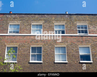 Londoner Gehäuse aus dem 18. Jahrhundert Ziegel Terrasse mit Windows Bedford Place Bloomsbury London England UK Stockfoto