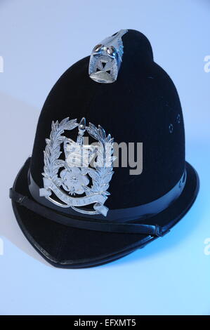 Der Polizist einheitliche Helm mit HAMPSHIRE Polizei Abzeichen mit blauen Fülllicht. Stockfoto