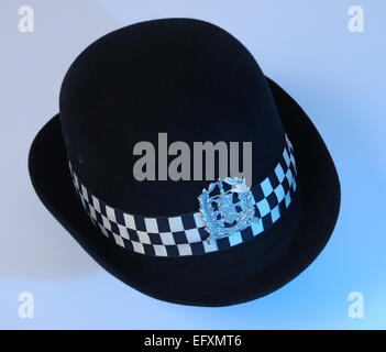 Der Polizist einheitliche Helm mit HAMPSHIRE Polizei Abzeichen mit blauen Fülllicht. Stockfoto