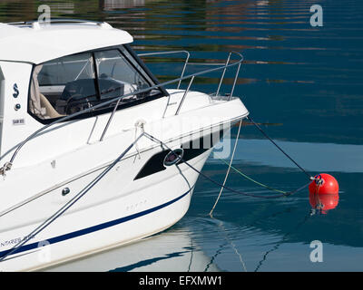 Weiße Motorboot, verankert in den Fjord, Bucht des Dorfes Solvorn, Lustrafjord, inneren Zweig der Sognefjord, Norwegen Stockfoto