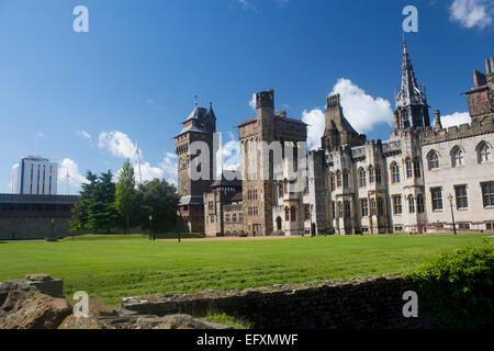 Cardiff Castle Blick vom Bergfried über Gelände, viktorianischen Wohnungen, Clock Tower und die Skyline der Stadt einschließlich Millennium Stadionkarte Stockfoto