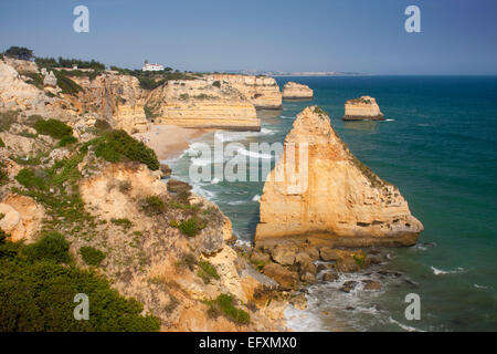 Praia da Marinha Strand, Klippen und Felsen Formationen Sea Stacks Rock stapelt in der Nähe von Alvor, Algarve Portugal Stockfoto