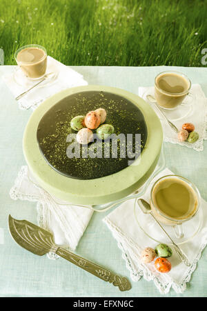 Osterkuchen mit Tee Matcha dekoriert Schokoladenganache und süße Sachen Eiern Stockfoto