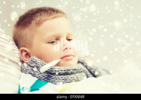 krank junge mit Thermometer im Bett zu Hause Stockfoto