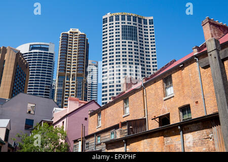 Rückseite des 19. Jahrhunderts Terrasse von Häusern, die Bildung von Susannah Place Museum und moderne zeitgenössische Turm blockiert Sydney NSW Australia