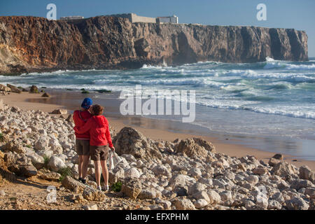 Praia Tonel junges Paar am Strand am Abend Sagres Algarve Costa Vicentina Portugal Stockfoto