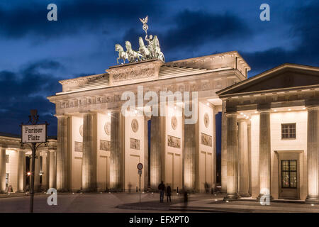 Berlin, Brandenburger Tor, die Quadriga, Daemmerung Stockfoto