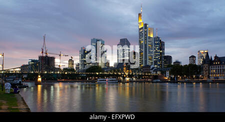 Eisener Steg Brücke, Skyline des Finanzviertels, Frankfurt - Main, Deutschland Stockfoto