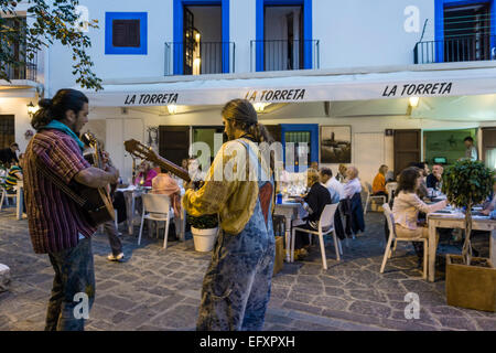 Straßenmusikanten in Dalt Vila, alte Stadt Zentrum von Ibiza-Stadt, Spanien Stockfoto