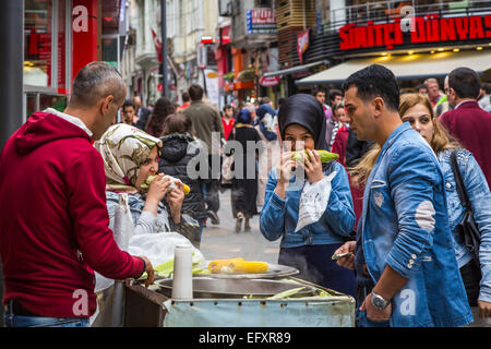 Menschen Essen Mais an einem gerösteten Mais Kiosk auf der Straße in Trabzon, Türkei, Eurasien. Stockfoto