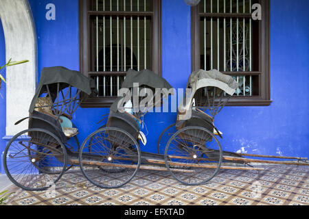 Cheong Fatt Tze Blue Mansion in Georgetown, Penang, Malaysia. Foto von drei Tuk-Tuk. Stockfoto