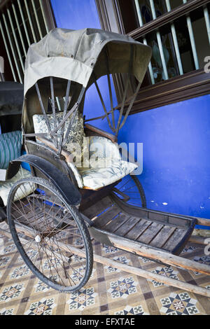 Cheong Fatt Tze Blue Mansion in Georgetown, Penang, Malaysia. Foto von einem alten Tuk-Tuk. Stockfoto