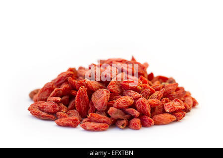 Ein Makrofoto von Goji-Beeren / Wolfberry auf weißem Hintergrund. Stockfoto