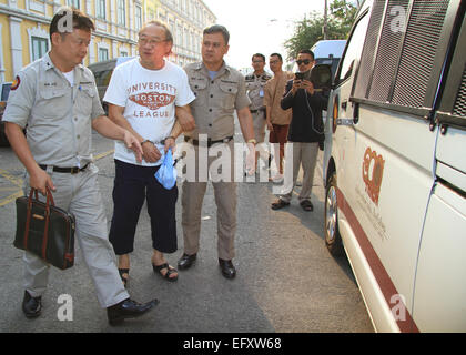 Bangkok, Thailand. 11. Februar 2015. Behörden das Department of Corrections Hasadin Urai Praiwan (Mitte) mit dem Pseudonym "Banpodj" genommen, seine Gruppe verbreitet online-video-Clips vom Kriegsgericht, jetzt geht er in Bangkok Untersuchungshaft Gefängnis. Bildnachweis: Vichan Poti / pazifische Presse/Alamy Live News Stockfoto