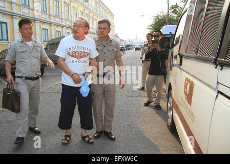 Bangkok, Thailand. 11. Februar 2015. Behörden das Department of Corrections Hasadin Urai Praiwan (Mitte) mit dem Pseudonym "Banpodj" genommen, seine Gruppe verbreitet online-video-Clips vom Kriegsgericht, jetzt geht er in Bangkok Untersuchungshaft Gefängnis. Bildnachweis: Vichan Poti / pazifische Presse/Alamy Live News Stockfoto